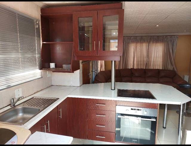2 BEDROOM HOUSE FOR SALE IN THOKOZA EXT 2